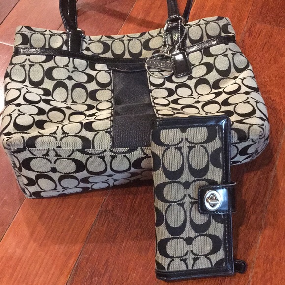 Coach Handbags - ✳️✳️FINAL PRICE DROP✳️✳️ Coach Purse w/wallet